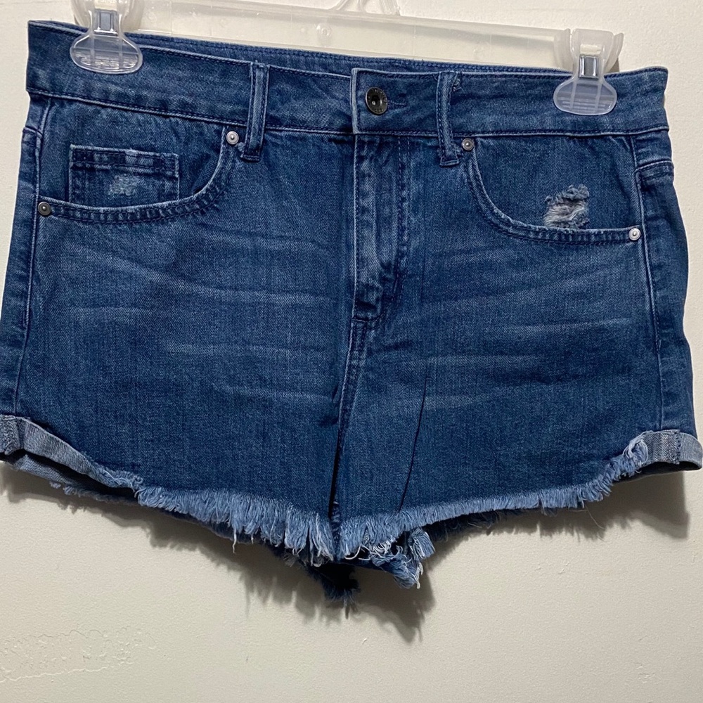 Med wash blue jean shorts